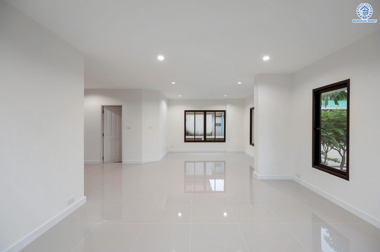 บ้านเดี่ยวมือสอง ตกแต่งใหม่ โครงการ ศศิธร บางบอน3 รองรับทุกความสุข เนื้อที่ 65.3 ตร.ว. ฟังก์ชัน 3 ห้องนอน 3 ห้องน้ำ 1 ห้องอเนกประสงค์ จอดรถได้ 2 คัน บนทำเลเดินทางสะดวก ใกล้รถไฟฟ้าสายสีน้ำเงิน "สถานีหลักสอง" และจุดขึ้นทางด่วน "พระราม2" และ The Mall บางแค